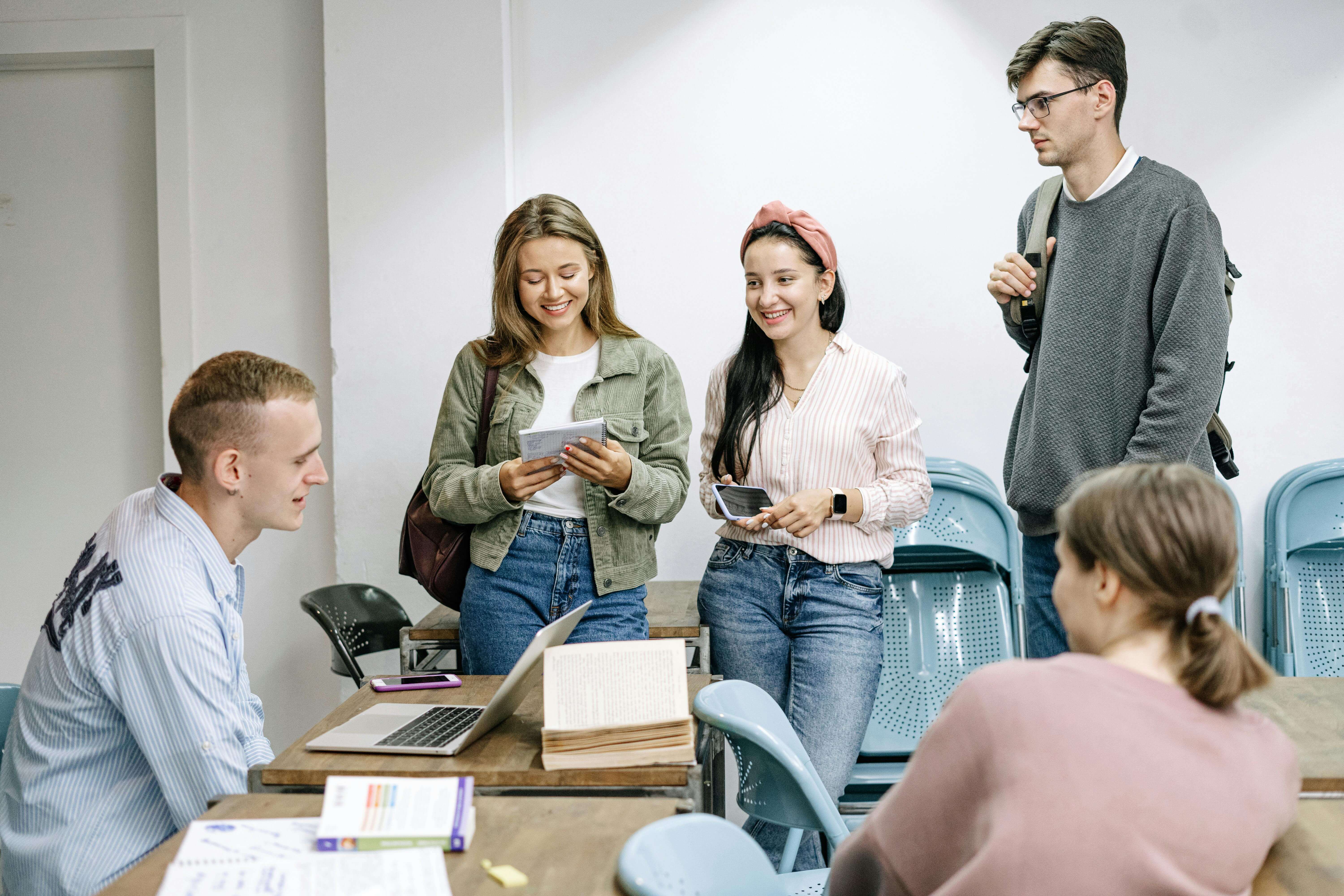 Groupe d'étudiants devant leur logement étudiant Lyon